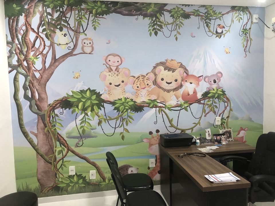 Espaço pediátrico da Clínica Mais Med com painel decorativo de animais